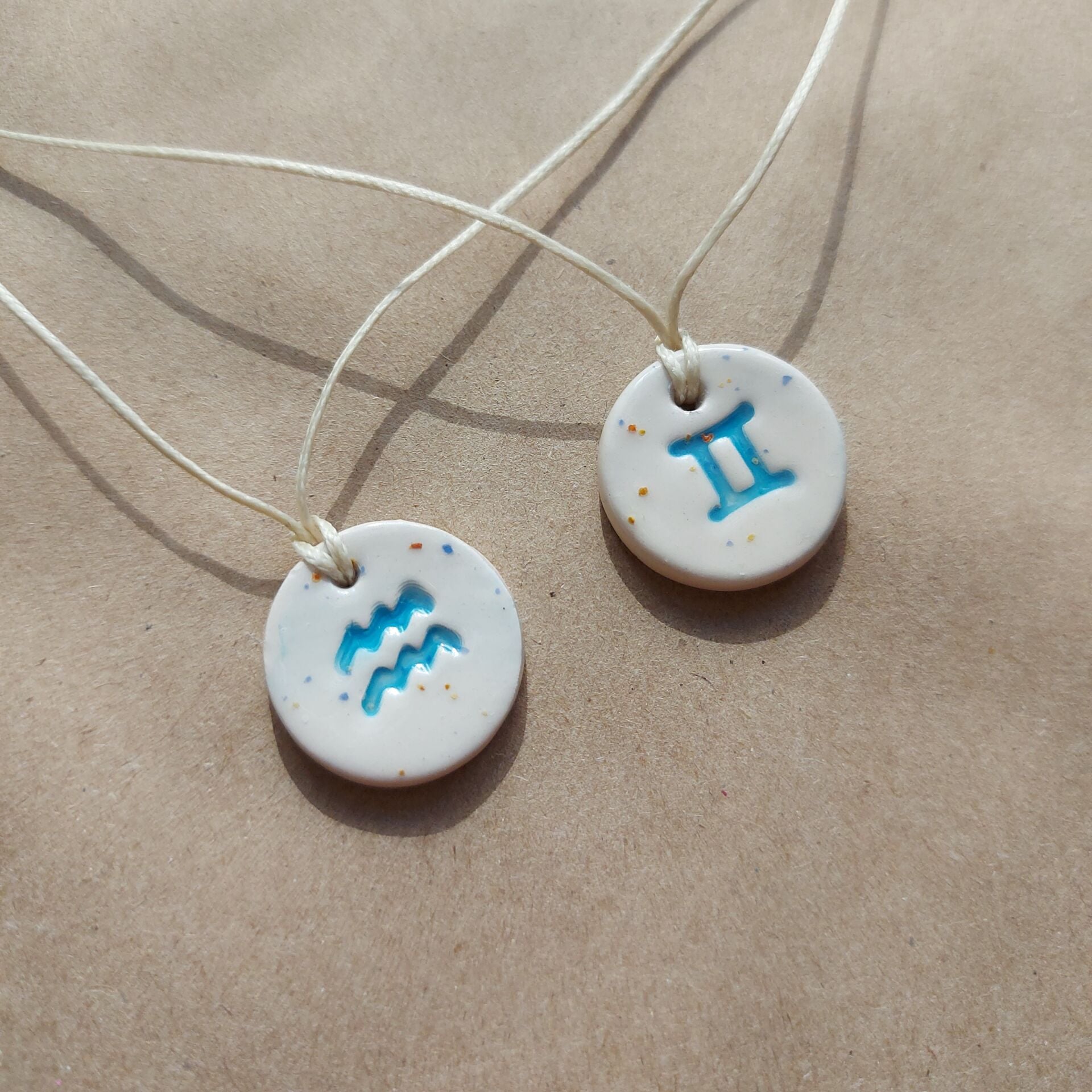İkizler ve Kova Burcu Minimalist Seramik Kolye